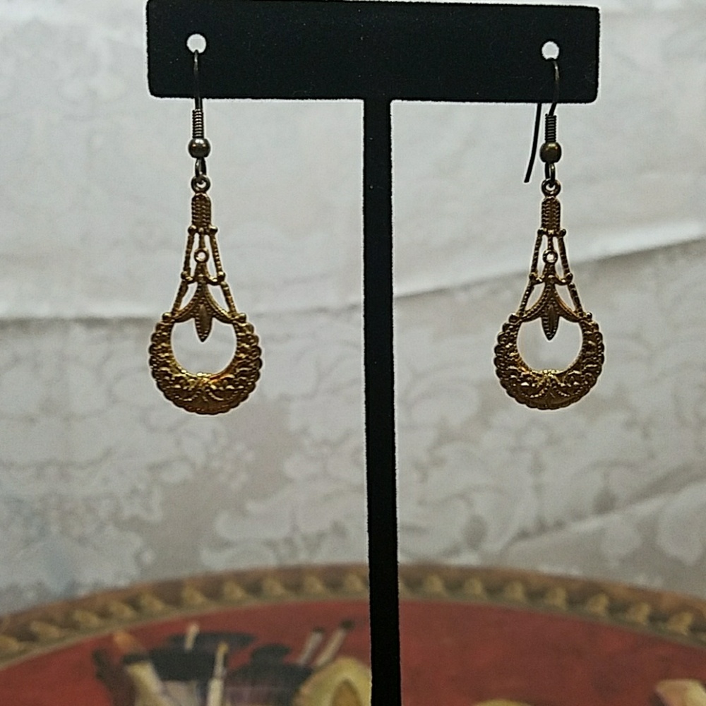 Gold tone wire statement dangle earrings
